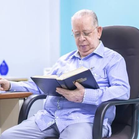 Pastor Braulio Portes leyendo la Biblia