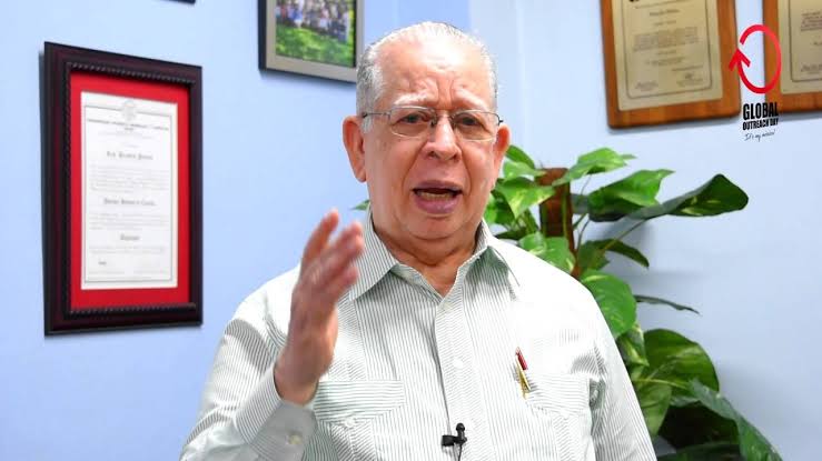 Pastor Braulio Portes predicando